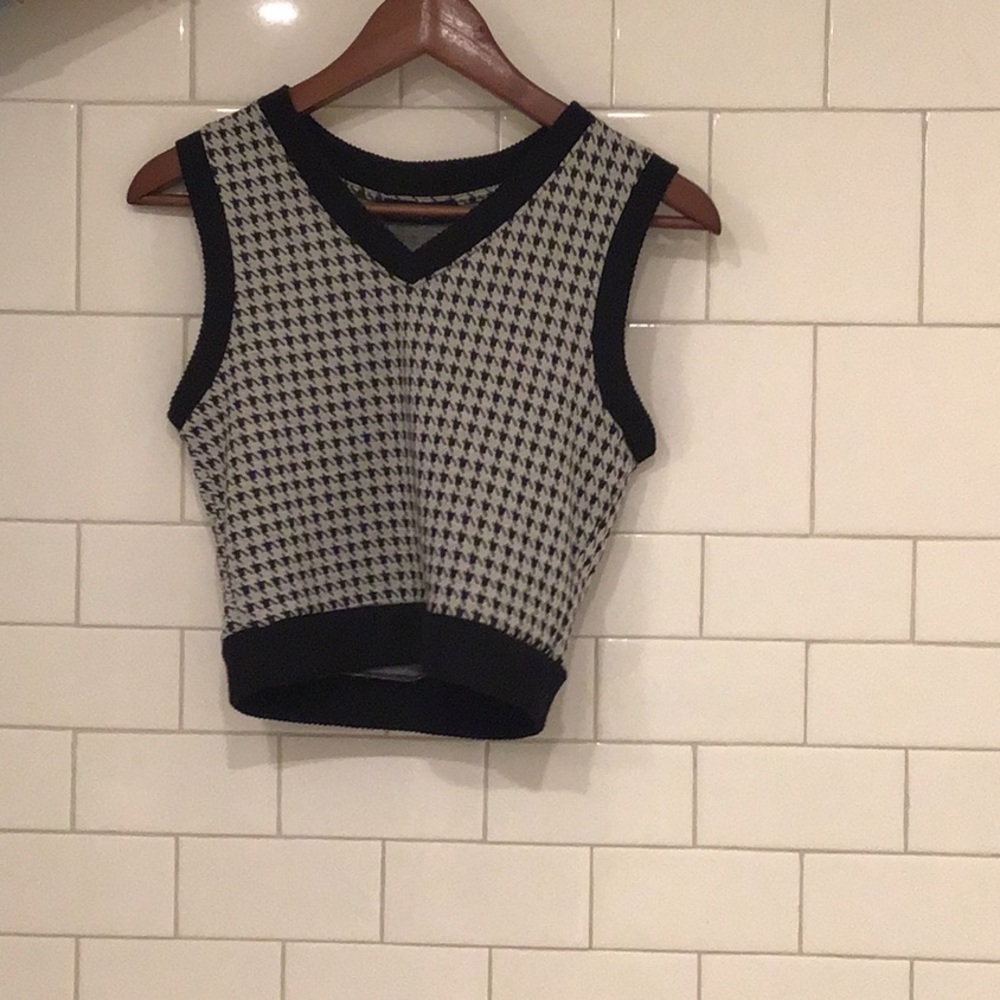Sweater vest. Brand: LIZ & SARA.